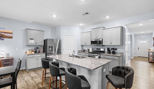 Memphis-Inspired 4BR Home w/Fireplace+Fast Wi-Fi+Close to all major attractions