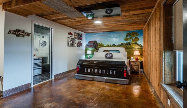 Memphis Lakefront, 5 King beds, close to everything