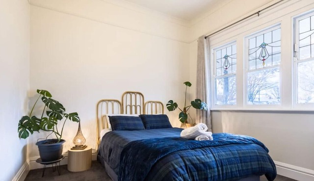 Mena-close to CBD, bath, cot