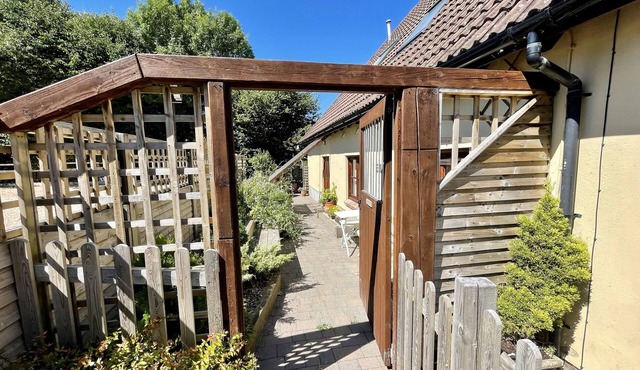 MENDIP COTTAGE, pet friendly, with a garden in Shipham