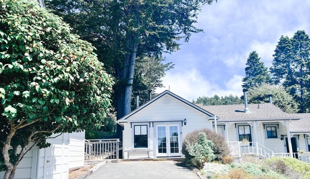 Mendocino Carriage house! Fireplace! Walk to the beach