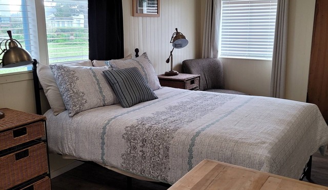 Mendocino Garden Studio #1, Full kitchenn