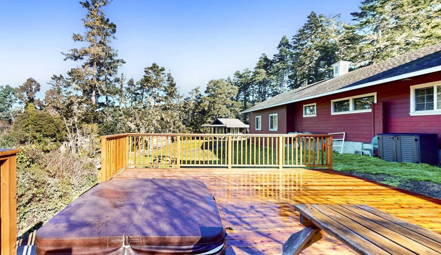 Mendocino Lodge with Hot Tub and Fireplace