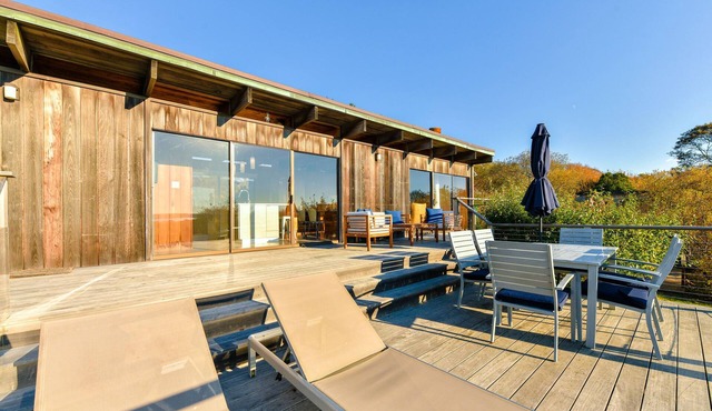 Menemsha Pond views & access! Mid-century renovated beach house. Dogs welcome.