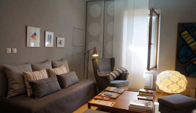 Menerbes bright apartment most beautiful village in France in the Lubéron