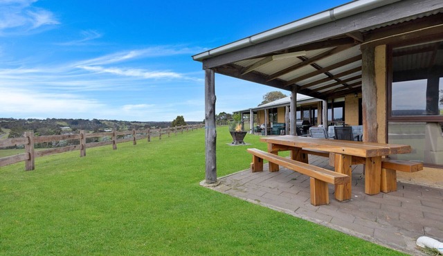 Meningie Homestead: Enjoy a country getaway on the banks of the Tambo River