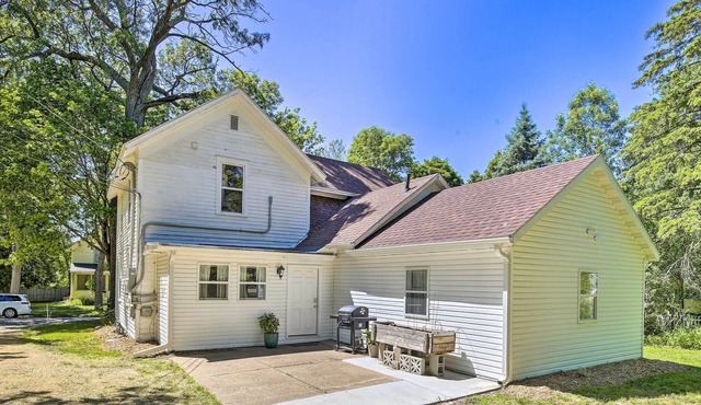 Menomonie Apartment: Walk to Lake Monomin!