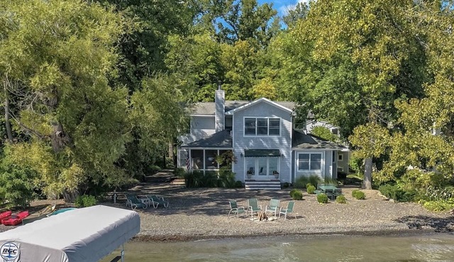 Menteth Landing: Luxury Lakeside Rental