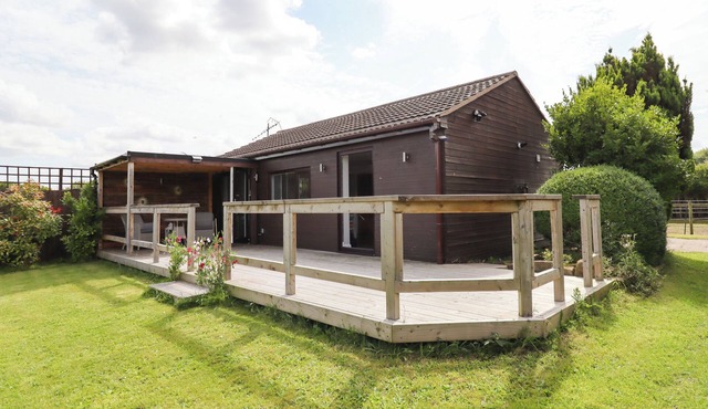 MEOLS HOLIDAY LODGE, romantic, country holiday cottage in Meols