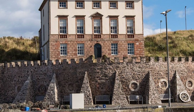 Merchant's House LARGE two floor apartment in georgian house Eyemouth Harbour.