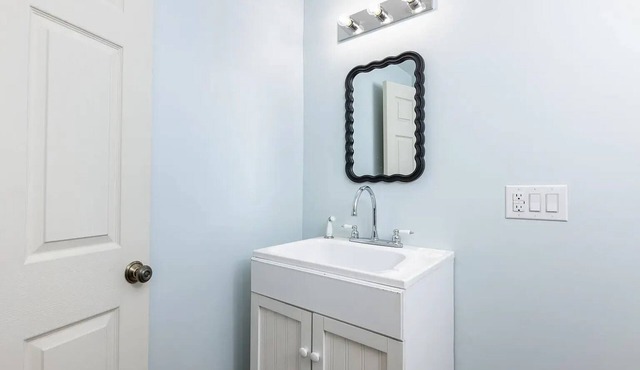 Meredith Town & Trail Cottage - walkable to water/downtown, dogs ok!