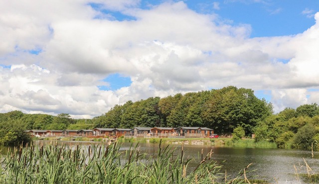 MERESIDE, family friendly, with pool in Carnforth