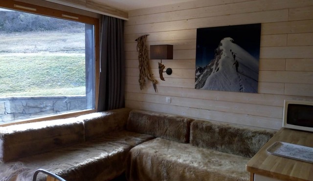 Méribel apartment at the foot of the slopes with balcony, ski locker, and WIFI
