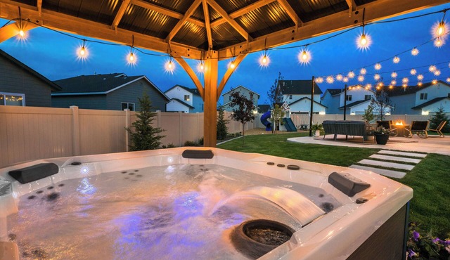 Meridian Luxury | 5BR Resort Style, Game Room, BBQ, Fire Pit, Hot Tub