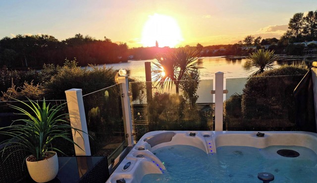 Meridian Tattershall Lakes Escape - Lakeside lodge with a fishing peg & HOT TUB