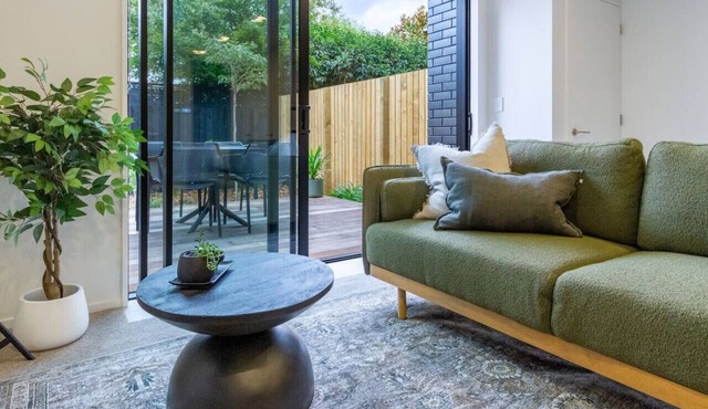 Merivale Gem: 2BR Townhouse Oasis