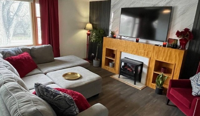 Merlot House – Retro Wine-Inspired Stay Near Downtown & Stampede Grounds