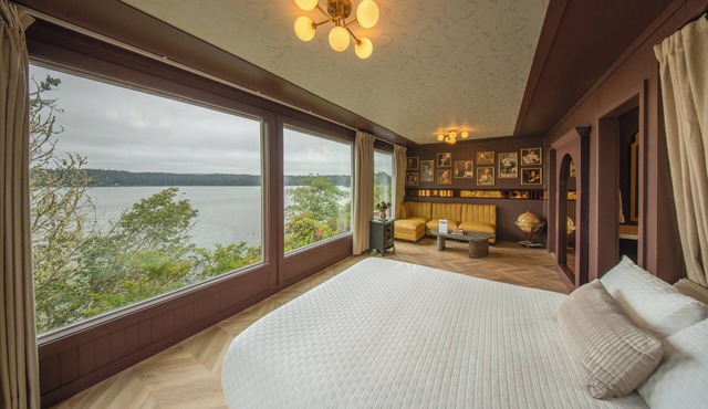 Merlot Manor- Stunning Views & a Unique Design