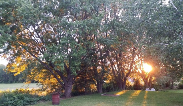 MERLOT SUNSET-SIMPLE room for SOLO TRAVELLER or for 2 Adults, passing thru