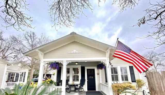 Merlot Villa at Zink Haus*1 Block to Comal River*Walk to Downtown NBTX