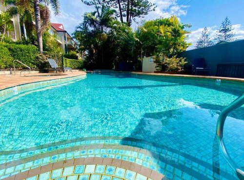 Mermaid Beach 2BR Heated Pool