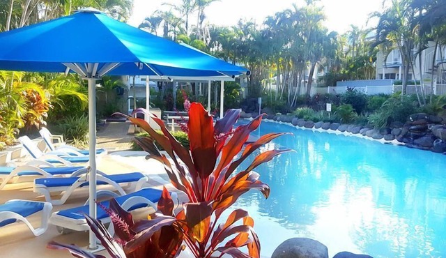 Mermaid Beach 5 min stroll! Pacific Fair 8 min! Ground level, private.