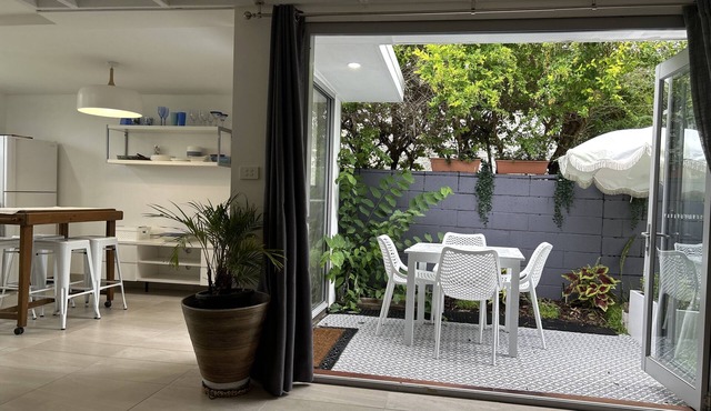 Mermaid Beach Pet-Friendly Cottage - walk to the beach, cafes, and woollies.