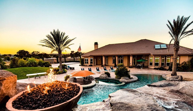 Mermaid by AvantStay | Private Estate w/ Pool, Volleyball & Arcade!