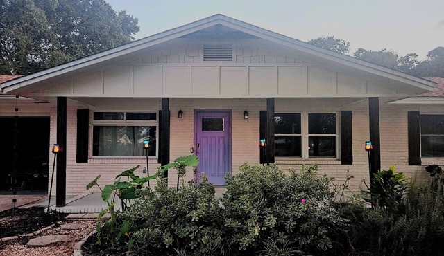 Mermaid Cottage: Themed house! 5 mi. from pier, 3br, grill, deck, bunk bed