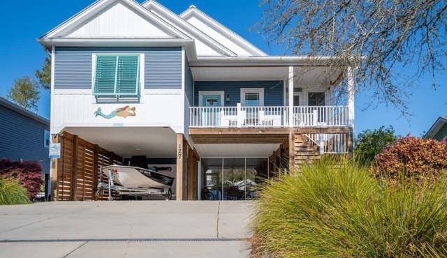 Mermaid Cove: Bring the Dogs! Elevator Lift & Game Filled Backyard