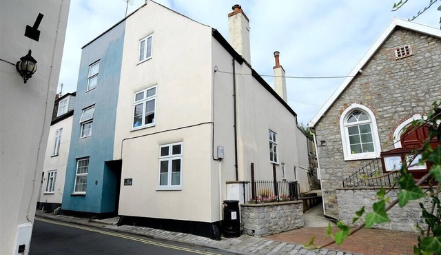 MERMAID HOUSE, family friendly, country holiday cottage in Lyme Regis