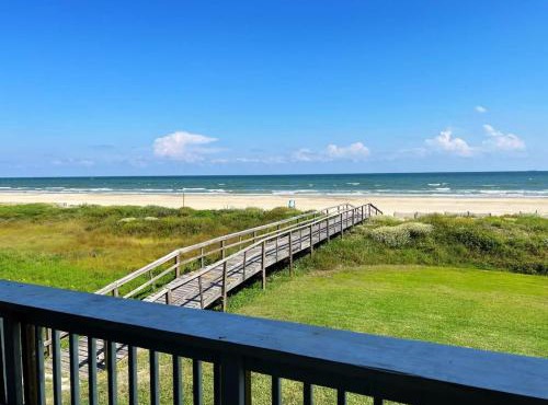 Mermaid Manor - Beachfront, Sun, Sand, Good Times!