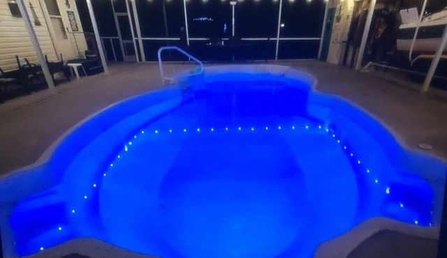 MERMAID MANOR heated POOL! Waterfront, KAYAKS, boat dock, Weeki Wachee manatees