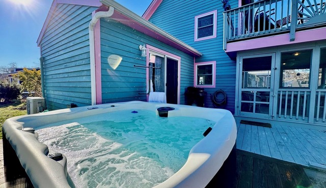 Mermaid & Mare, Downtown Retreat. Hot Tub, Firepit, fenced yard & Pet Friendly!