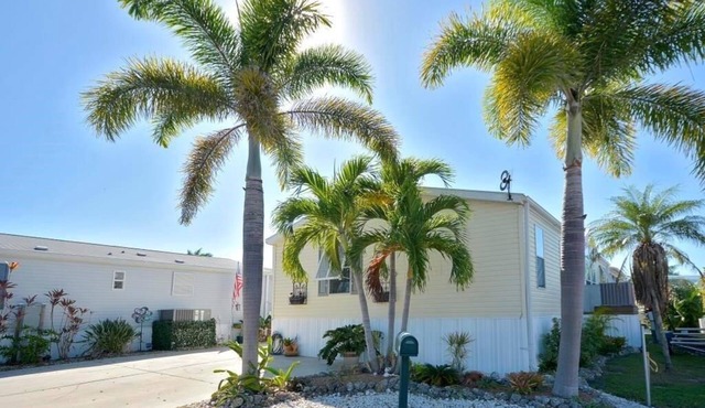 Mermaid Waterfront Hideaway Great fishing, kayaking, boat lift available too!