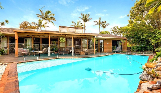 Mermaid Waters, Gold Coast Holiday Home + Private Pool