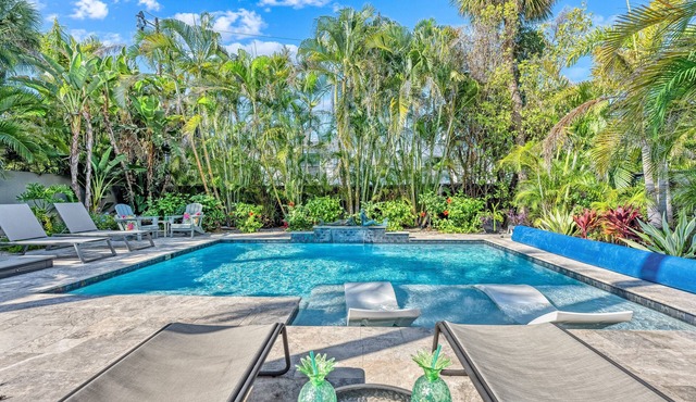 Mermaids Oasis | Private Pool, Hot Tub, & 5 Minute Walk to St. Armands Circle & Lido Key Beach!
