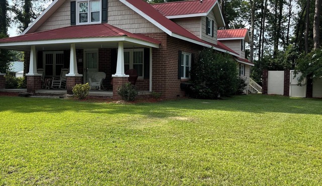Merri Mac Farmhouse Spacious 4-bedroom house with WiFi, AC , 2 car garage