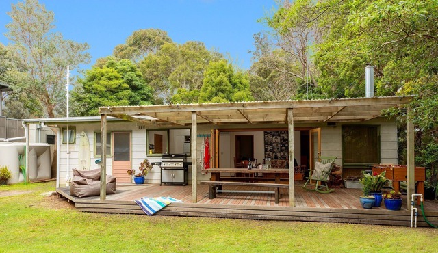 Merricks Surf Cottage, Unique opportunity...set in lush bush with Merricks Beach just 25m away.