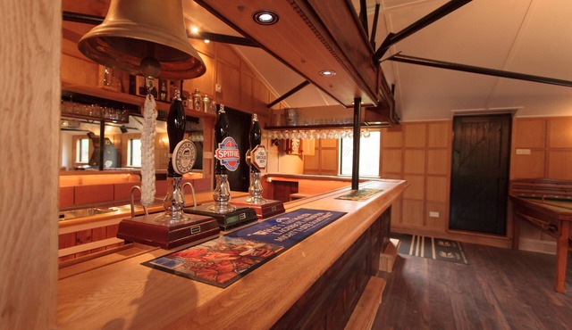 'Merrieweathers' with private pub, outdoor pool and tennis court