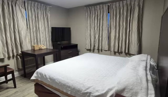 Merrillville Adventure Stay w/Free Parking, Candy Factory Tours & Mall Nearby