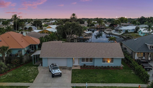 Merritt Island GetawaynSpacious 5-bedroom house in with AC, WiFi