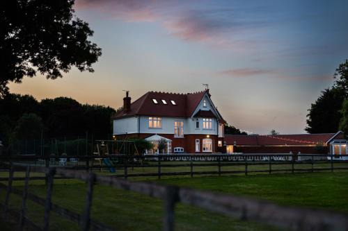 Merry Lakes - Luxury Lakeside Escape with Pool - Just 30 Minutes from London