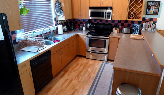 Merry Xmas: FRESHIES + FREE NIGHT: 3br, 3ba, Spa, Garage, 10 Minutes to the Mtn.