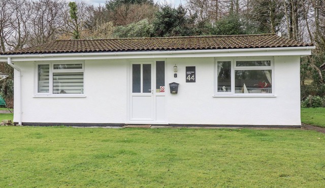 MERRYFIELD LODGE, pet friendly, with a garden in Liskeard