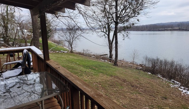 Merrymaker Cabin Riverfront with hot tub and Wi-Fi sleeps 8