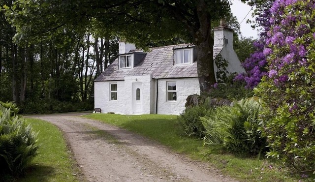 Merton Garden Cottage - a cottage that sleeps 6 guests in 3 bedrooms