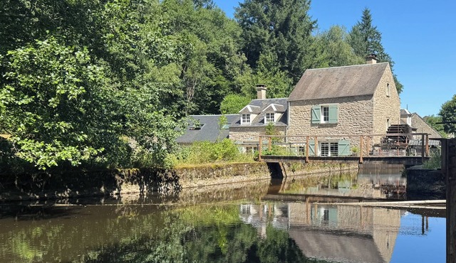 Merveilleux Moulin Dans le Morvan, 6ha en Bord de Rivière et de Forêt. 15 pl