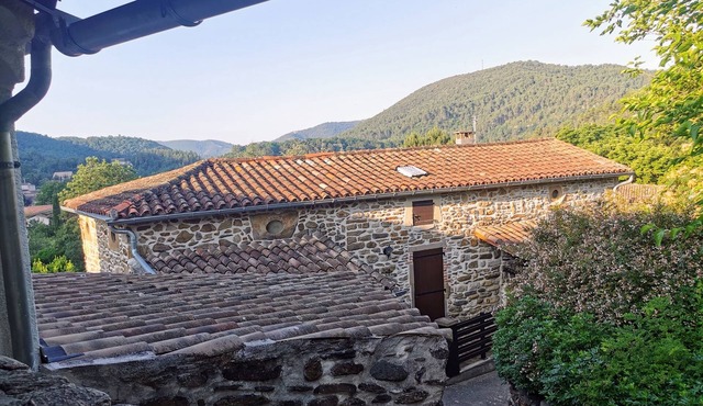 Mes Maisons Guest Gite, 2 Bedroom with Aircon, swimming pool and linen included.