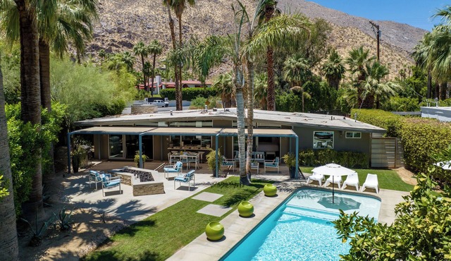 Mesa Mid-Century – Chic Poolside Escape